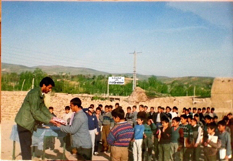 پری مدرسه راهنمایی اهدای هدیه توسط مهرآبادی زنجانی به دانش آموزانی که در نماز جماعت حضور فعال داشتند ماهنشان زنجان